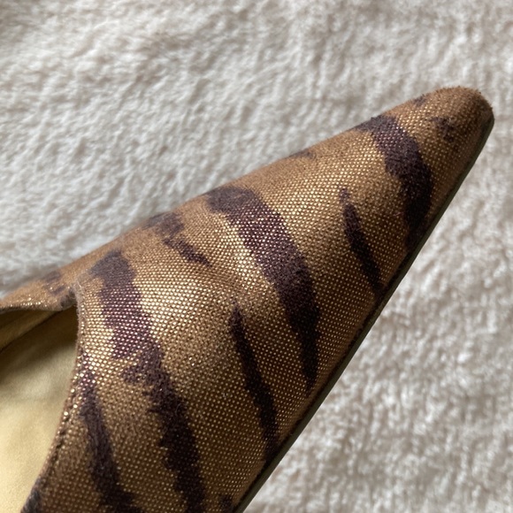 Metallic tiger stripe GUESS pumps. Wood stacked heel SZ 8M - Picture 3 of 9